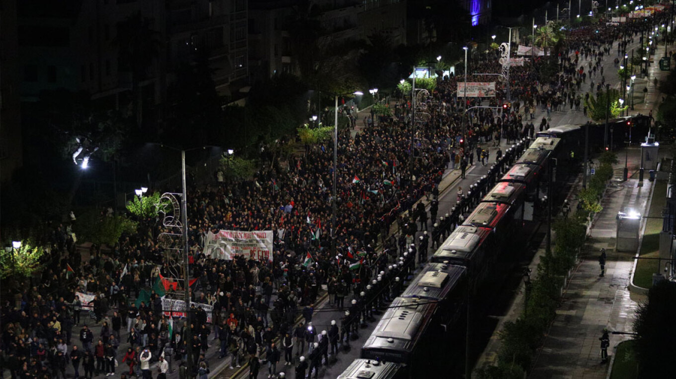 Με τουλάχιστον 25.000 άτομα η πορεία για το Πολυτεχνείο στην Αθήνα (ΦΩΤΟ)