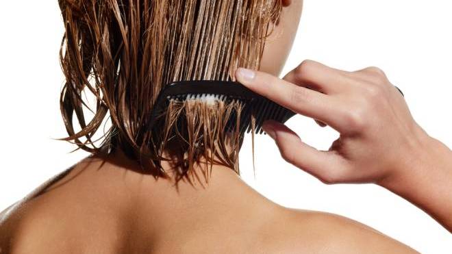 Η DIY deep conditioning μάσκα που μεταμορφώνει τα ταλαιπωρημένα μαλλιά