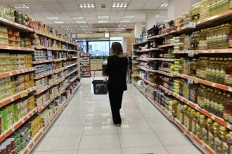 Αποκλιμάκωση των τιμών για τα επώνυμα τυποποιημένα τρόφιμα