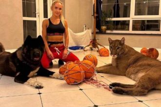 Συμπεριφέρεται σχεδόν σαν σκύλος - Η 37χρονη που έχει για κατοικίδιο ένα πούμα