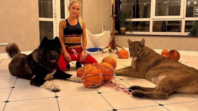 Συμπεριφέρεται σχεδόν σαν σκύλος - Η 37χρονη που έχει για κατοικίδιο ένα πούμα
