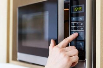 3 λόγοι για να μη ζεσταίνετε το φαγητό του σκύλου σας στο φούρνο μικροκυμάτων