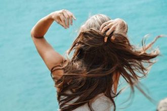 Πρακτικά tips για να μην ξυπνάς με μπερδεμένα μαλλιά