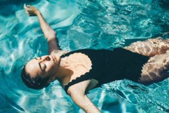 Μαλλιά & χλώριο: Όσα πρέπει να γνωρίζετε πριν κάνετε βουτιά στην πισίνα