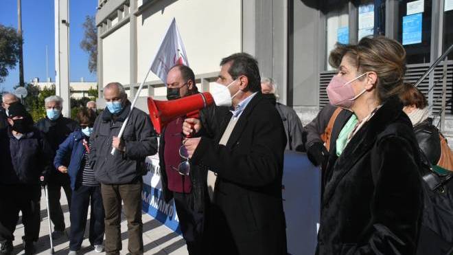 Πάτρα: Πιάστηκαν στα χέρια στη ΔΕΗ - Ενταση στην κινητοποίηση για τους φουσκωμένους λογαριασμούς