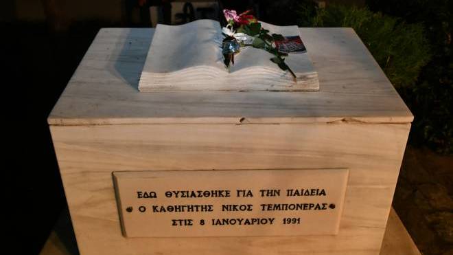 Δήμος Πατρέων: Κατάθεση στεφάνου στο μνημείο του δολοφονηθέντα Νίκου Τεμπονέρα
