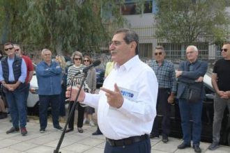 Ο Κ. Πελετίδης στα εγκαίνια του μνημείου για τον Πελοπίδα Σταθακόπουλο, στην πλατεία Μπακογιάννη