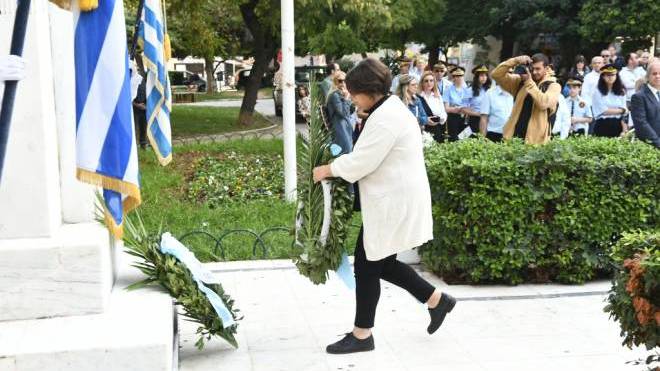 Η Αντιδήμαρχος παιδείας Κατερίνα Σίμου κατέθεσε στεφάνι στην πλατεία Εθνικής Αντίστασης