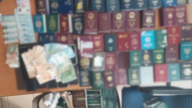 Δυτική Αχαΐα: Εξαρθρώθηκε κύκλωμα διακίνησης μεταναστών και πλαστογραφίας διαβατηρίων - "Έσπρωχναν" αλλοδαπούς ζητώντας 6.500 ευρώ ανά άτομο (ΦΩΤΟ)