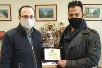 Τιμητική πλακέτα από τους αστυνομικούς στον πρόεδρο του Επιμελητηρίου Αχαΐας στον Πλάτωνα Μαρλαφέκα