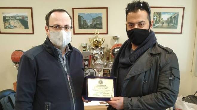 Τιμητική πλακέτα από τους αστυνομικούς στον πρόεδρο του Επιμελητηρίου Αχαΐας στον Πλάτωνα Μαρλαφέκα