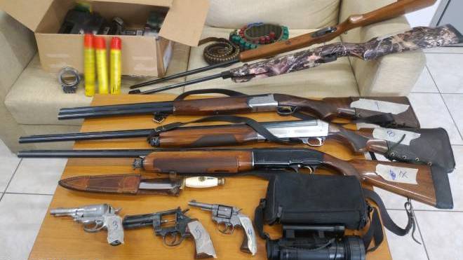 Πάτρα: Αδέρφια έκρυβαν "μίνι" οπλοστάσια στα σπίτια τους - Ο ένας είχε συλληφθεί την Κυριακή για ενδοοικογενειακή βία σε βάρος του δεύτερου (ΦΩΤΟ)