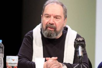 Σπάνιο πλάσμα κι ακριβό, να το τραβάνε απ’ το μανίκι δυο κόσμοι…