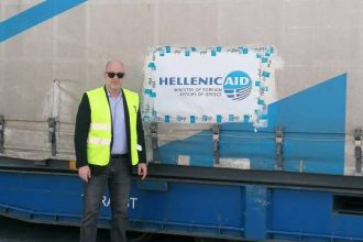 Ο Τάκης Παπαδόπουλος στην αναχώρηση της δεύτερης ανθρωπιστικής αποστολής από το λιμάνι της Πάτρας