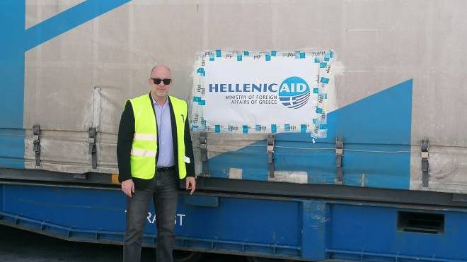 Ο Τάκης Παπαδόπουλος στην αναχώρηση της δεύτερης ανθρωπιστικής αποστολής από το λιμάνι της Πάτρας