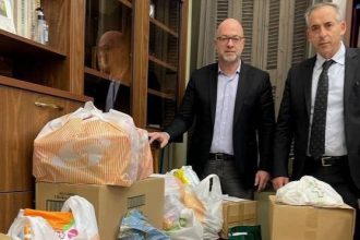 Στα γραφεία του Δικηγορικού Συλλόγου Πατρών, ο Αντιπεριφερειάρχης, Τάκης Παπαδόπουλος για την παραλαβή υλικού της ανθρωπιστικής βοήθειας