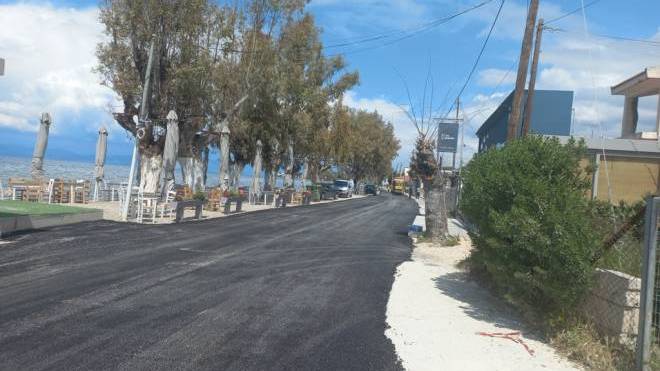 Ξεκίνησαν οι εργασίες ασφαλτόστρωσης στην παραλιακή οδό του Μονοδενδρίου