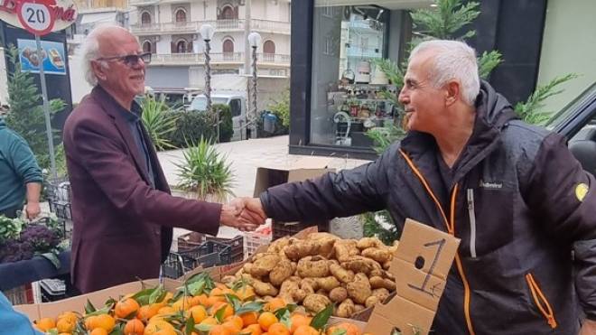 Ο αντιδήμαρχος Διονύσης Πλέσσας στις λαϊκές αγορές της Πάτρας