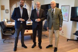 Ο Κ. Χατζηδάκης «κλείνει το μάτι» στη Δυτική Ελλάδα