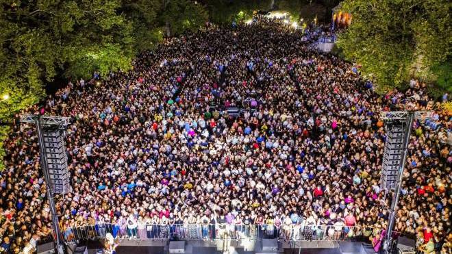 Απίστευτος κόσμος στο Θέρμο για τον Γιάννη Πλούταρχο ΦΩΤΟ