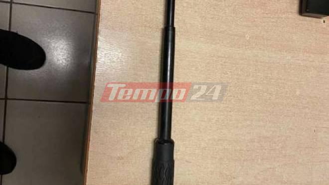 Αιγιάλεια: Εκαναν έλεγχο σε αυτοκίνητο και τον συνέλαβαν με μεταλλική ράβδο - ΦΩΤΟ