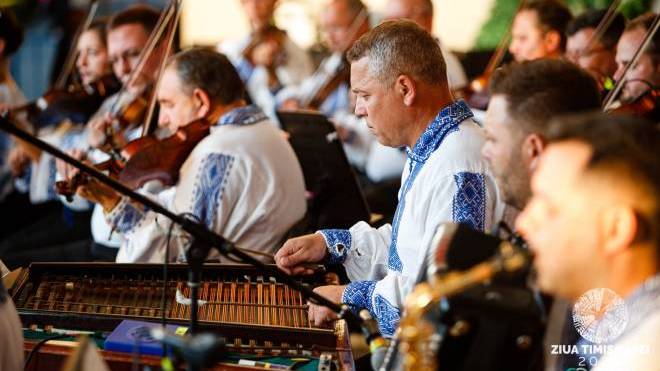 Υπαίθρια παράσταση στην Πλαζ με το λαϊκό σύνολο «Timișul» από την Τιμισοάρα της Ρουμανίας