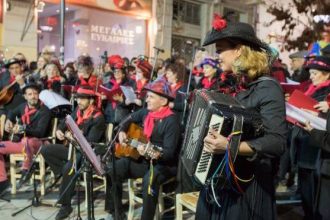 Αποκριάτικες νότες την Τσικνοπέμπτη στους πεζόδρομους της Πάτρας