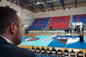 Ο Θέμης Μπάκας κοντά σε ομάδες της Πάτρας