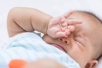 Παλινδρόμηση ύπνου στα μωρά: Τι είναι και πόσο διαρκεί