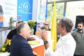 Εγκάρδια συνάντηση Σβόλη - Μητσοτάκη ΦΩΤΟ