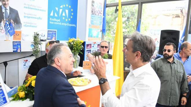 Εγκάρδια συνάντηση Σβόλη - Μητσοτάκη ΦΩΤΟ