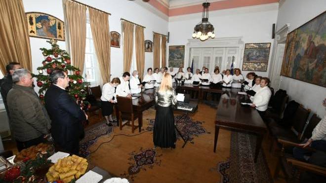 Πάτρα: Τα ΚΑΠΗ έψαλαν τα κάλαντα στον Δήμαρχο - ΦΩΤΟ