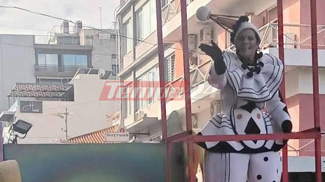 Μουσικό άρμα και Τελάλισσα μεταφέρουν το χαρμόσυνο μήνυμα της έναρξης του Πατρινού Καρναβαλιού (ΒΙΝΤΕΟ)