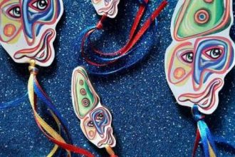 Νέα αναμνηστικά προϊόντα στο καρναβαλικό περίπτερο στην πλατεία Τριών Συμμάχων