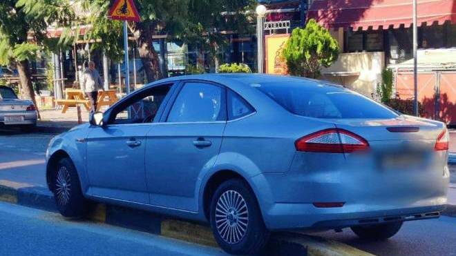 Πάτρα: Αυτοκίνητο "καβάλησε" τον ποδηλατόδρομο - ΦΩΤΟ