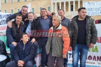 Ο Ανδρέας Παναγιωτόπουλος με τους μελισσοκόμους στο Σύνταγμα