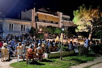 Η πλατεία Ζωοδόχου Πηγής πλημμύρισε από γέλια στη θεατρική παράσταση "Ο Εξηνταβελόνης"