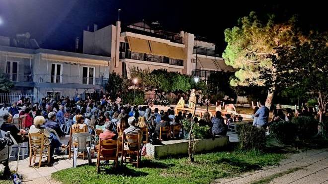 Η πλατεία Ζωοδόχου Πηγής πλημμύρισε από γέλια στη θεατρική παράσταση "Ο Εξηνταβελόνης"