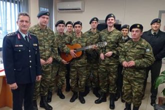 Πάτρα: Χριστουγεννιάτικα κάλαντα στο Αστυνομικό Μέγαρο