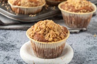 Muffins με μήλο και crumble κανέλας
