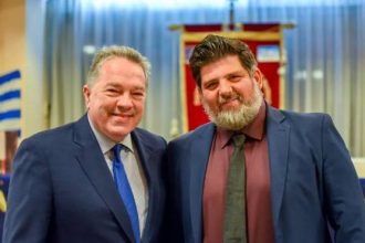 Στην κοπή της πρωτοχρονιάτικης πίτας του Παγκαλαβρυτινού Συλλόγου ο Κώστας Σβόλης