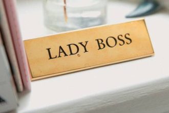 Πρώτα σπίτι, μετά γάμος – Οι γυναίκες της νέας γενιάς αποφασίσουν να απαλείψουν την ανισότητα