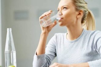 Φτιάξτε ένα απλό και φυσικό ρόφημα με 2 υλικά για να κάψετε το λίπος εύκολα