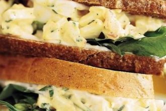 Σάντουιτς με αυγοσαλάτα και γιαούρτι