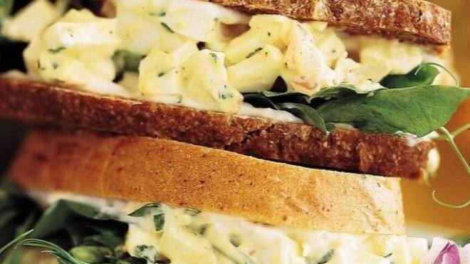 Σάντουιτς με αυγοσαλάτα και γιαούρτι