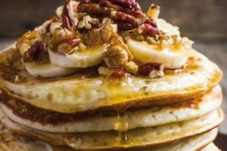 Τηγανίτες μυζήθρας με μέλι και καρύδια