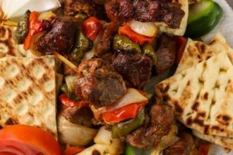 Κοντοσούβλι στη λαδόκολλα για την Τσικνοπέμπτη