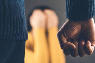 Στοιχεία-σοκ: "Έκρηξη" κρουσμάτων ενδοοικογενειακής βίας μέσα σε ένα χρόνο