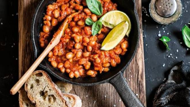 Φασόλια χάντρες με κόκκινη σάλτσα