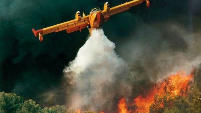 Δεν έχουν τέλος τα πύρινα μέτωπα - Φωτιά τώρα στους πρόποδες της Πάρνηθας, στην Δροσοπηγή - Καίει σε χαμηλή βλάστηση